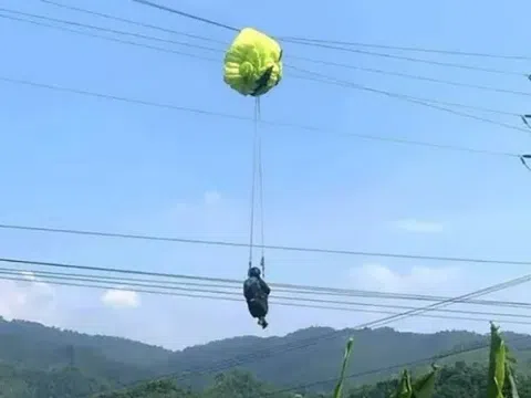 Giải cứu vận động viên nhảy dù treo lơ lửng trên đường dây điện