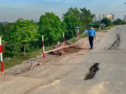 Đê Yên Nghĩa xuất hiện sụt lún, Hà Nội tạm thời cấm các phương tiện