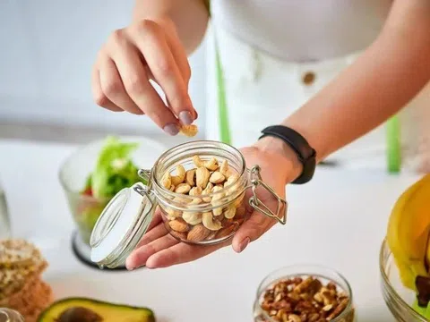 Trứng luộc và 5 món ăn nhẹ khác tốt cho phụ nữ mãn kinh