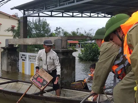 Quảng Bình huy động thuyền ngư dân cứu hộ, tiếp tế lương thực tới 'rốn lũ'