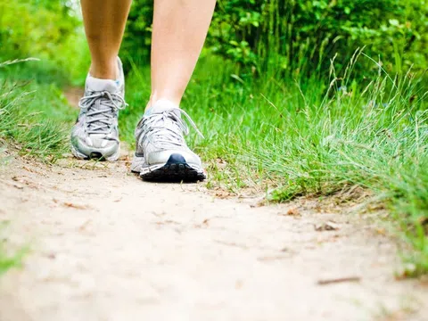 5 bài tập giãn cơ trước khi đi bộ ngừa chuột rút, chấn thương