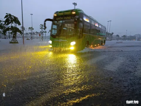 Mưa xối xả, nhiều tuyến đường ở Đà Nẵng chìm trong nước