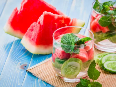 Nên uống bao nhiêu nước và khi nào để giảm cân?