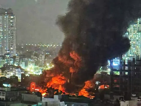 Cháy nhà kho đồ chơi trẻ em ở Hà Nội: Hàng trăm chiến sĩ chữa cháy suốt 4 giờ