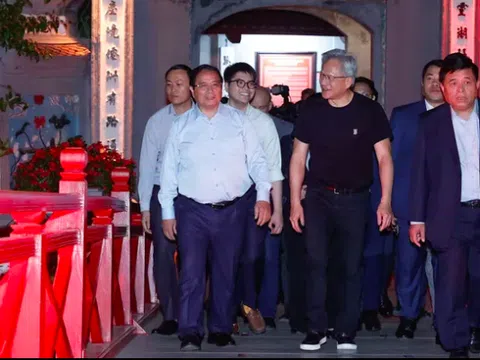 Thủ tướng cùng Chủ tịch NVIDIA thăm hồ Gươm, phố cổ, thưởng thức bia Hà Nội