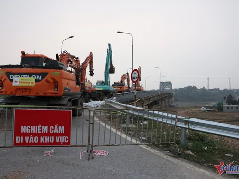 Tập kết máy móc cỡ lớn, chuẩn bị tháo dỡ cầu Phong Châu