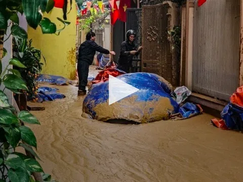 Clip: Bùn và nước đùn lên từ dưới lòng đất, tràn kín ngõ ở Hà Nội