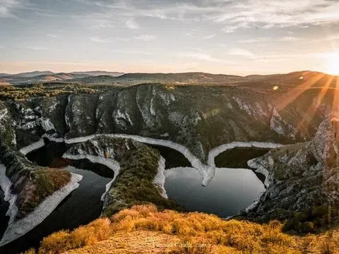 Ấn tượng trước độ kỳ vĩ của hẻm núi Uvac với dòng sông uốn lượn như mê cung