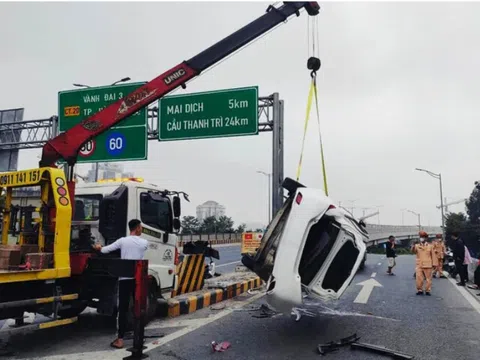 Hà Nội: Tài xế buồn ngủ lái ô tô tông 2 xe máy ở đường Vành đai 3 trên cao