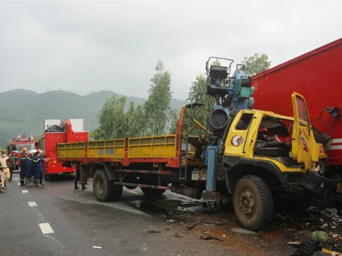 Tai nạn giữa 2 xe tải khiến đường tránh Nam Hải Vân ùn tắc