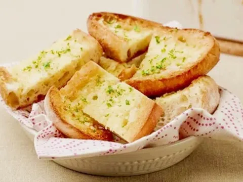 Cách làm bánh mỳ nướng bơ tỏi giòn tan cho bữa sáng