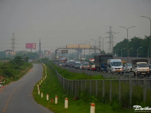 Chưa hết nghỉ lễ, người dân đã ùn ùn trở lại Hà Nội khiến cửa ngõ ùn tắc kéo dài