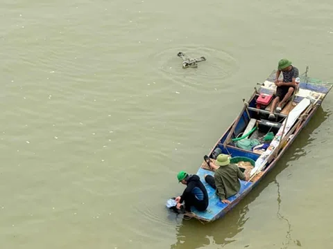 Bắc Ninh: Tìm thấy thi thể 2 nữ sinh lớp 9 nhảy cầu Kinh Dương Vương