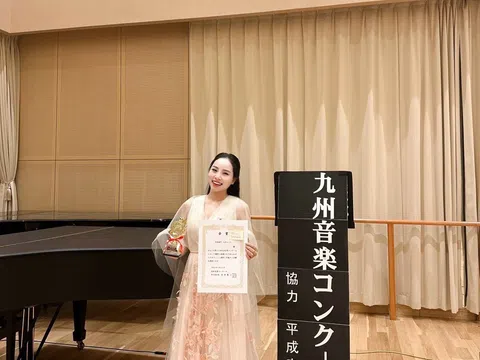 Cô gái tài năng đoạt cơn mưa giải thưởng âm nhạc lớn