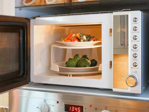 Dùng lò vi sóng xong có nên rút phích điện?