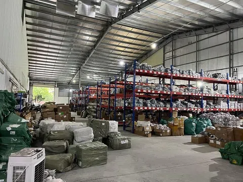 Hà Nội phát hiện kho hàng lớn chứa 2.000 máy tính bảng, điện thoại nghi nhập lậu