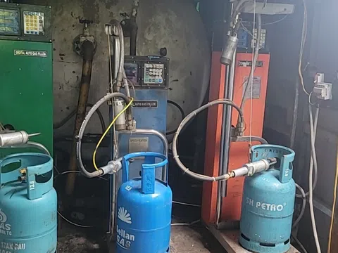 Bắt quả tang cơ sở san, chiết, nạp khí LPG trái phép ở Hà Nội