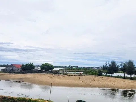 Nghi Sơn, Thanh Hóa: Ngang nhiên tập kết cát trong hành lang thoát lũ sông Yên, vi phạm luật đê điều và phòng chống thiên tai.