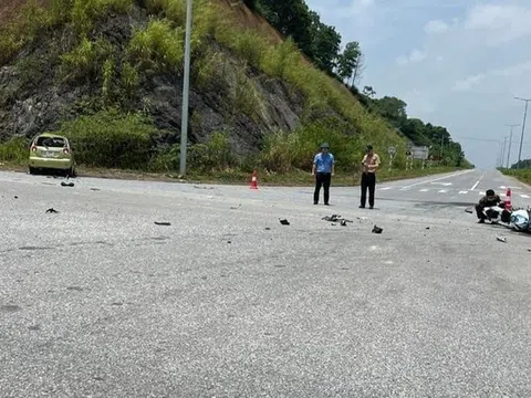 Người phụ nữ lái mô tô phân khối lớn đâm lật ô tô khiến 3 người bị thương