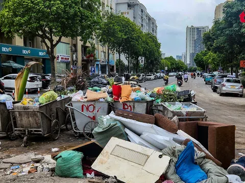 Hàng loạt tuyến phố ở Cầu Giấy trở thành điểm tập kết rác thải