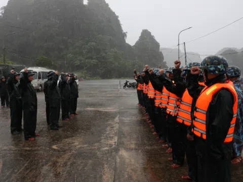 Đề nghị truy tặng Huy hiệu Tuổi trẻ dũng cảm cho thượng uý hy sinh khi chống bão