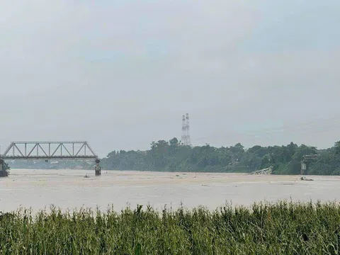 Phú Thọ: Sập cầu Phong Châu