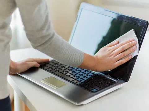 Tại sao không nên lau màn hình máy tính bằng giẻ ướt?