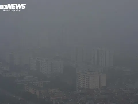 Sương mù dày đặc 'nuốt chửng' nhiều nhà cao tầng Hà Nội