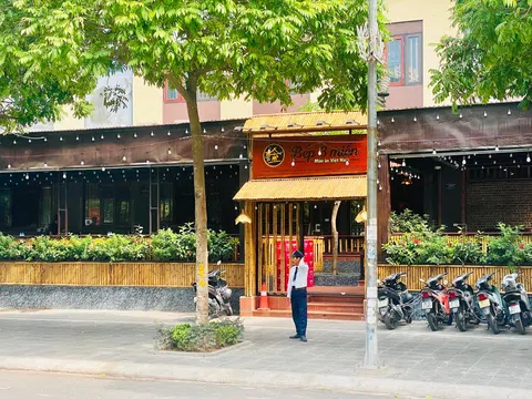 Phường Yên Hòa (quận Cầu Giấy): Nhà hàng lấn chiếm hành lang tòa nhà để kinh doanh