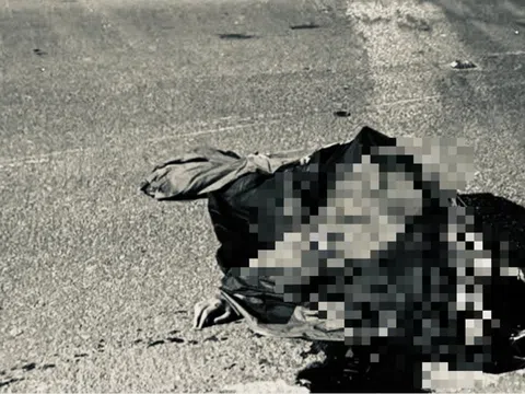 Đâm vào ô tô đỗ bên đường trong đêm, hai bố con tử vong