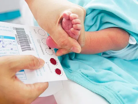 Xét nghiệm lấy máu gót chân ở trẻ sơ sinh phát hiện được bệnh nào?