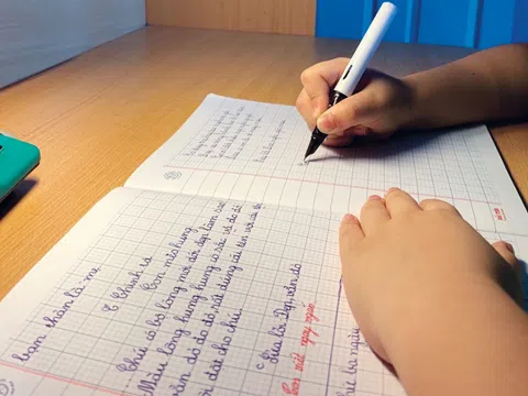 'Nhiều trẻ đánh mất tuổi thơ vì phải còng lưng luyện chữ đẹp'
