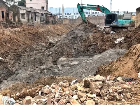 Cải tạo kênh thì chậm, múc trộm cát thì nhanh