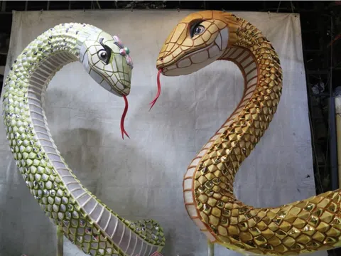 Lộ diện linh vật rắn trưng bày tại đường hoa Nguyễn Huệ