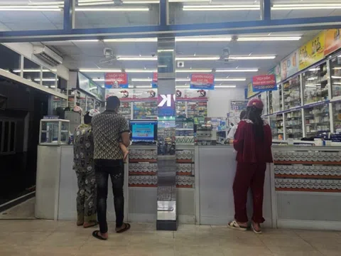 Cha mẹ "săn" thuốc cảm cúm trong đêm, bác sĩ cảnh báo nóng