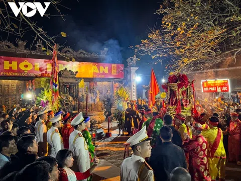 Khai ấn Đền Trần: Đông kín người chờ xin ấn lộc từ giữa đêm