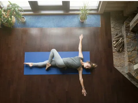 5 tư thế yoga tập ngay trên giường khởi động buổi sáng