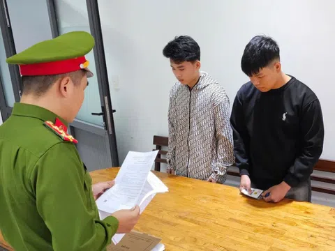 Khởi tố 2 thanh niên đánh người, cướp tài sản vì 1 ánh mắt