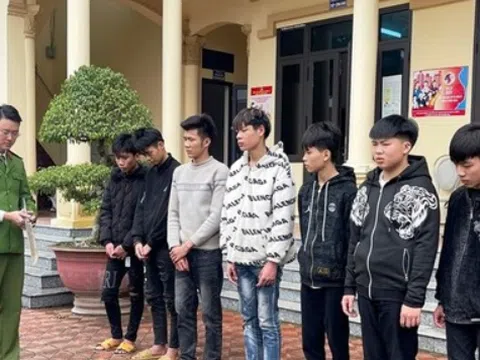 Nhầm đối thủ, nhóm 8 đối tượng dùng hung khí tấn công 2 thiếu niên