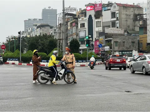 Xử lý nhiều trường hợp vi phạm giao thông tại 2 nút giao lớn của quận Đống Đa