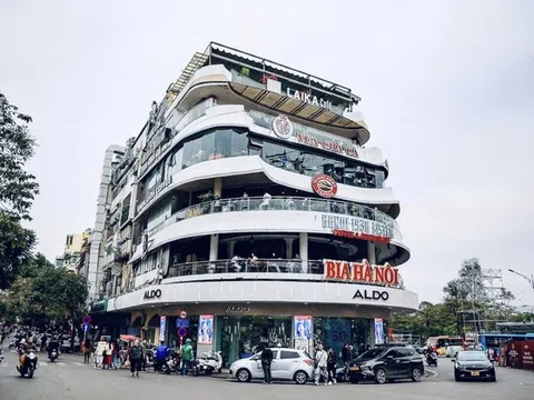 Người dân đổ về tòa nhà "Hàm cá mập" check-in, Công an Hà Nội khuyến cáo an toàn