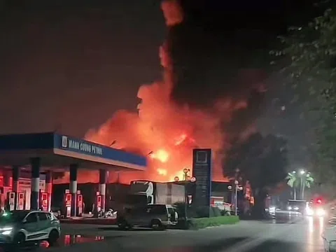 Hà Nội: Cháy nhà xưởng sản xuất băng keo rộng hàng trăm m2, sát trạm xăng ở Gia Lâm