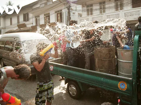 Té nước tưng bừng tại Tết cổ truyền Bumpimay ở cố đô Luang Prabang