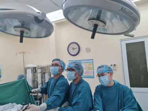 Căn bệnh gây sụp mi mắt, nhìn mờ khiến chàng trai 27 tuổi phải cắt tuyến ức