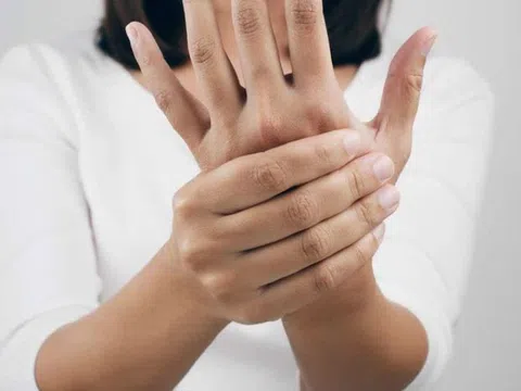 Tê tay là dấu hiệu của bệnh gì?