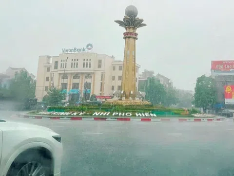 Nhiều tuyến phố ở Hưng Yên ngập cục bộ sau cơn mưa lớn