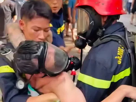 Người đàn ông nghi phóng hỏa, mắc kẹt trong căn nhà cháy