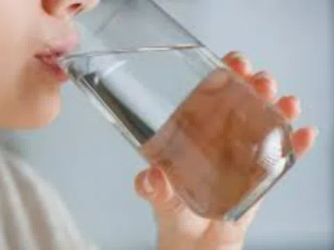 Uống nước nhiều có hại thận không?