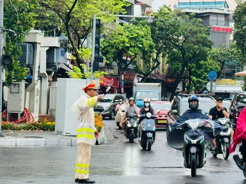 Hà Nội đón mưa lớn kéo dài do bão Bualoi, nguy cơ ngập úng tăng cao