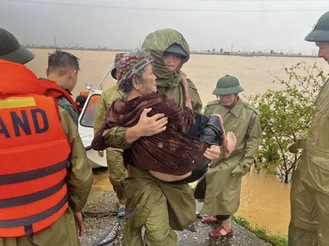 Công an Thanh Hóa "vượt gió, dầm mưa" cứu người già trẻ nhỏ ra khỏi vùng lũ